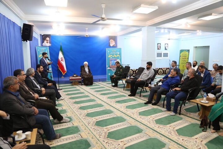 صبح شعر رهروان حق با حضور نماینده ولیفقیه در مازندران برگزار شد