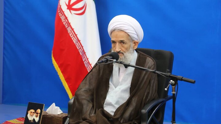 صبح شعر رهروان حق با حضور نماینده ولیفقیه در مازندران برگزار شد