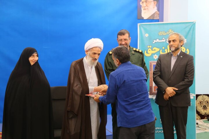 صبح شعر رهروان حق با حضور نماینده ولیفقیه در مازندران برگزار شد