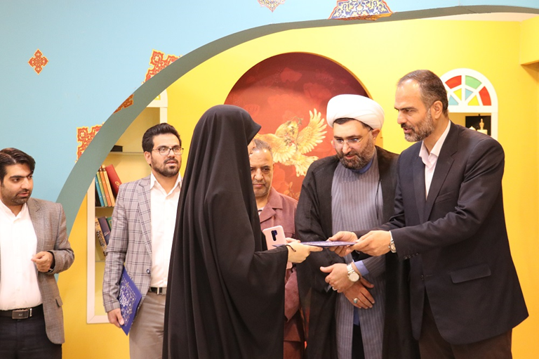 شاعران به واسطه قلم خود و با حضور در خاکریز دانایی، ادامه دهنده راه شهدا هستند