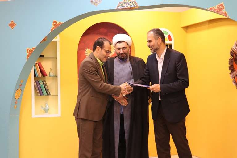 شاعران به واسطه قلم خود و با حضور در خاکریز دانایی، ادامه دهنده راه شهدا هستند