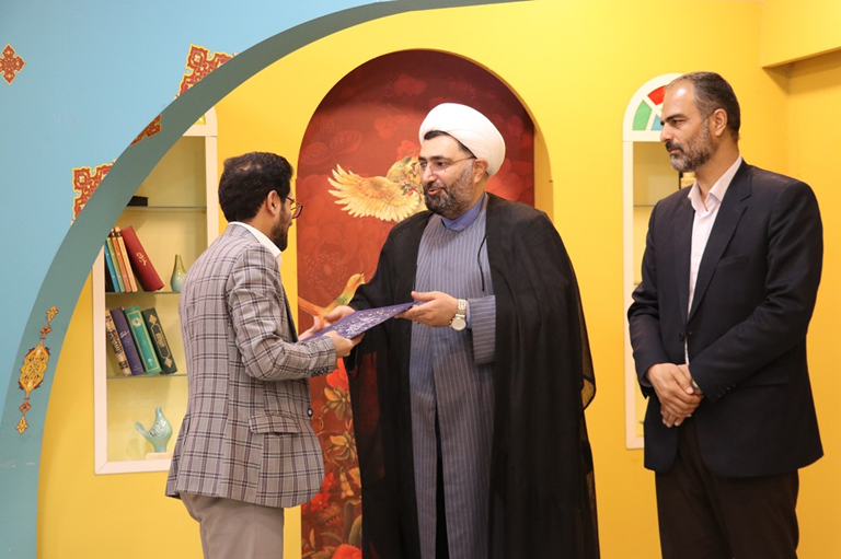 شاعران به واسطه قلم خود و با حضور در خاکریز دانایی، ادامه دهنده راه شهدا هستند