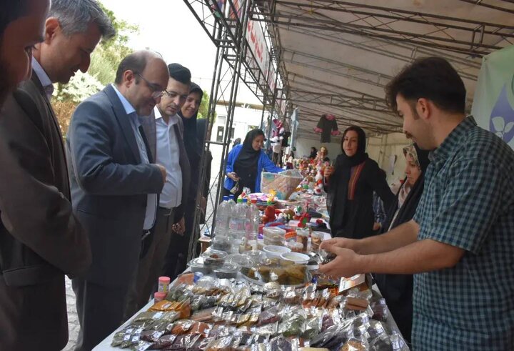 پنجمین نمایشگاه دستاوردها، آثار و تولیدات کسب و کارهای کوچک در کتابخانه مرکزی تبریز افتتاح شد