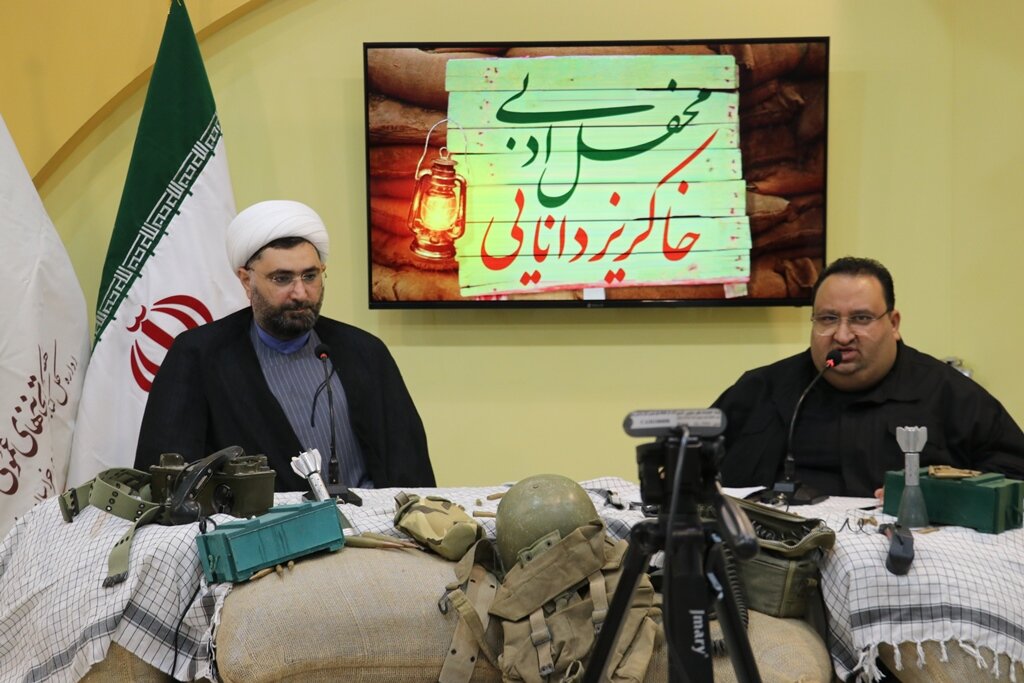 شاعران به واسطه قلم خود و با حضور در خاکریز دانایی، ادامه دهنده راه شهدا هستند شاعران به واسطه قلم خود و با حضور در خاکریز دانایی، ادامه دهنده راه شهدا هستند