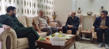 دیدار مدیرکل کتابخانه های عمومی استان قم و خانواده شهدا