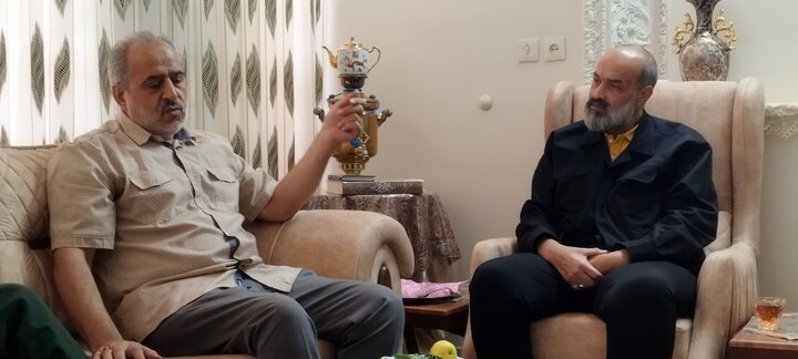 دیدار مدیرکل کتابخانه های عمومی استان قم با خانواده شهدا و جانبازان دفاع مقدس