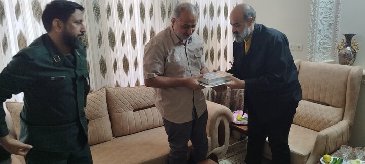 دیدار مدیرکل کتابخانه های عمومی استان قم با خانواده شهدا و جانبازان دفاع مقدس