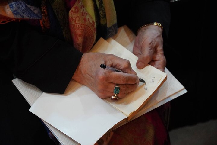 آیین خوانش و جشن امضای کتاب «اسم تو مصطفاست» در زنجان برگزار شد