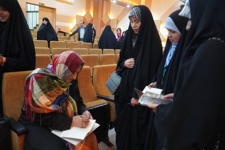 آیین خوانش و جشن امضای کتاب «اسم تو مصطفاست» در زنجان برگزار شد