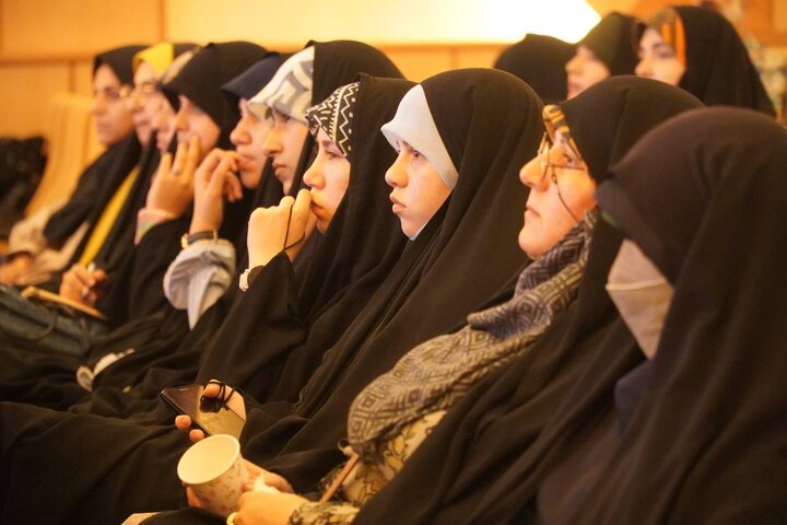 آیین خوانش و جشن امضای کتاب «اسم تو مصطفاست» در زنجان برگزار شد