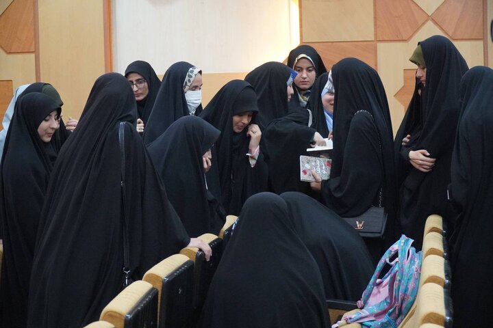 آیین خوانش و جشن امضای کتاب «اسم تو مصطفاست» در زنجان برگزار شد