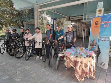 در چهارمین روز از هفته فرهنگی شهر تهران دوچرخه سواران تهرانی پیک کتاب شدند