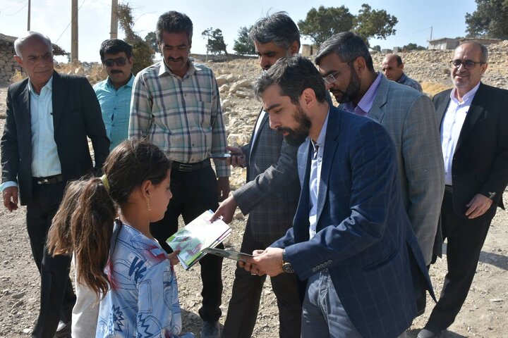 دبیرکل نهاد به عنوان نماینده دولت از روستای کمتربرخوردار کرکان ممسنی بازدید کرد