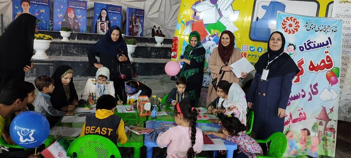 فعالیت کتابخانه سیار پرتو دانایی در حاشیه سیوپنجمین جشنواره بینالمللی فیلمهای کودکان و نوجوانان اصفهان