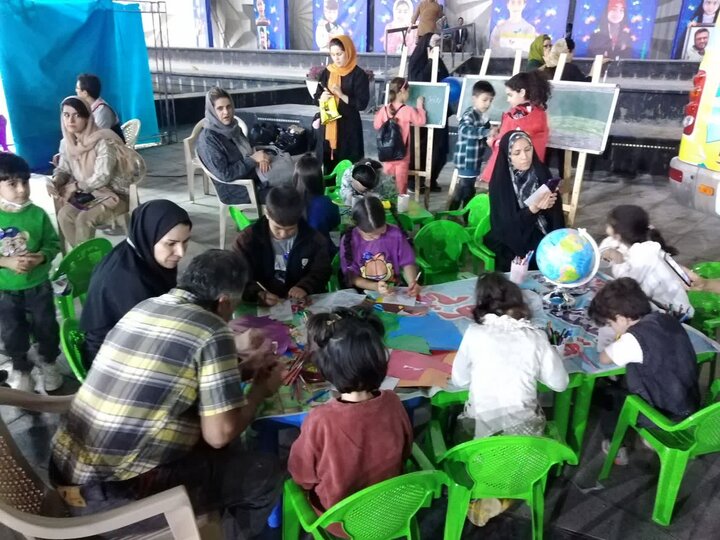 فعالیت کتابخانه سیار پرتو دانایی در حاشیه سیوپنجمین جشنواره بینالمللی فیلمهای کودکان و نوجوانان اصفهان