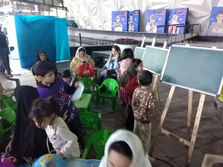 فعالیت کتابخانه سیار پرتو دانایی در حاشیه سیوپنجمین جشنواره بینالمللی فیلمهای کودکان و نوجوانان اصفهان