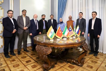 دیدار و گفت و گوی محمدمهدی اسماعیلی وزیر فرهنگ و ارشاد  اسلامی با مهمانان خارجی دومین همایش بین المللی کتابخانه های عمومی و کسب و کارهای کوچک در تالار وحدت تهران