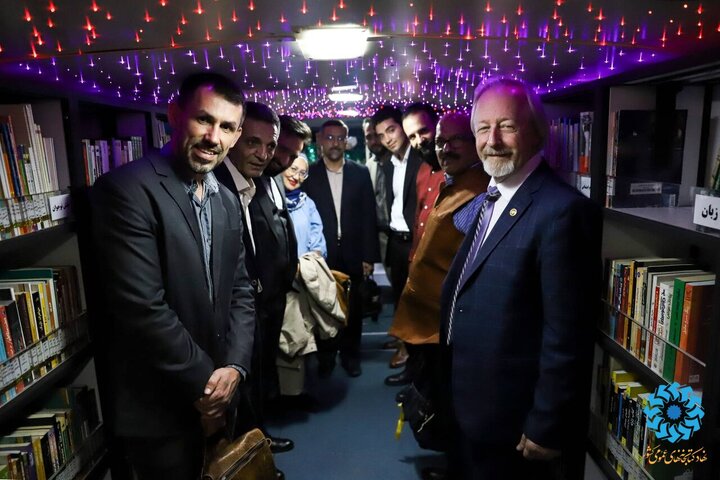 بازدید مهمانان خارجی دومین همایش بین‌المللی «کتابخانه‌های عمومی و کسب‌وکارهای کوچک» از کتابخانه سیار یار مهربان تهران