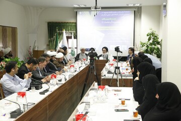 نشست نقد و بررسی کتاب «معصومه آل محمد (ص)»