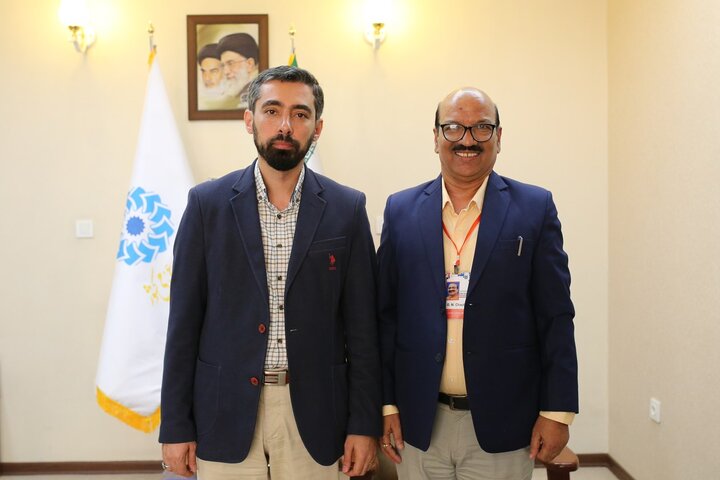 به کتابخانههای عمومی ایران، بهویژه کتابخانه مرکزی یزد، نمره عالی میدهم