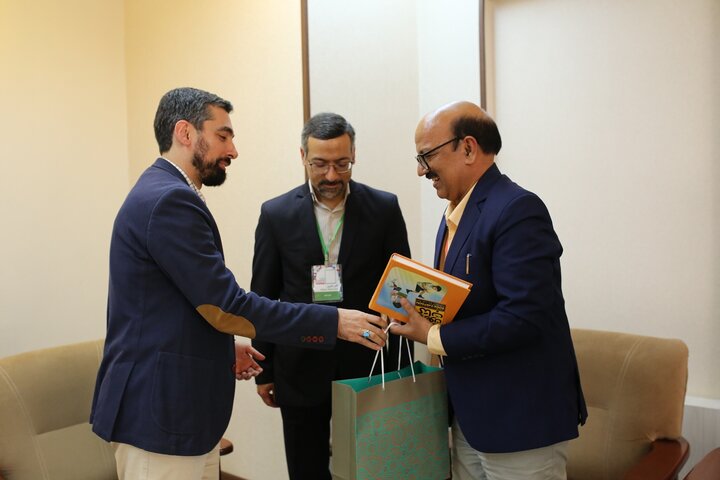 به کتابخانههای عمومی ایران، بهویژه کتابخانه مرکزی یزد، نمره عالی میدهم