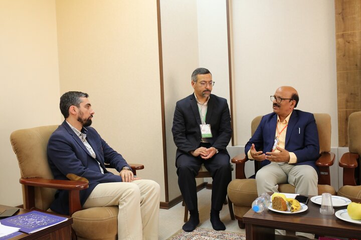 به کتابخانههای عمومی ایران، بهویژه کتابخانه مرکزی یزد، نمره عالی میدهم