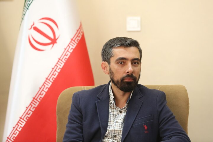 به کتابخانههای عمومی ایران، بهویژه کتابخانه مرکزی یزد، نمره عالی میدهم