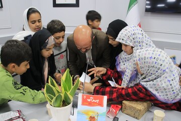 نشست صمیمانه نویسنده مجموعه کتاب «پیامبران اولوالعزم» با اعضای نوجوان کتابخانه‌های عمومی قم