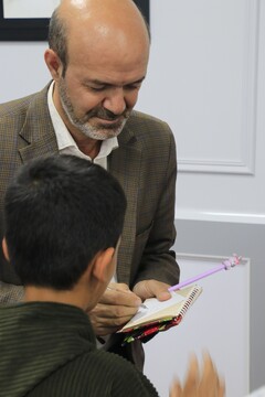 نشست صمیمانه نویسنده مجموعه کتاب «پیامبران اولوالعزم» با اعضای نوجوان کتابخانه‌های عمومی قم