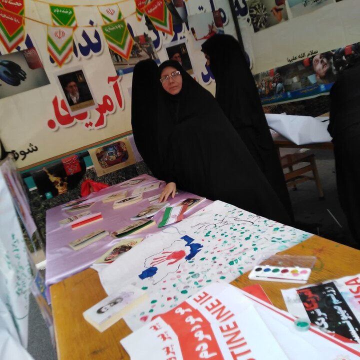 برپایی غرفه معرفی کتاب و نقاشی در مسیر راهپیمایی ۱۳ آبان