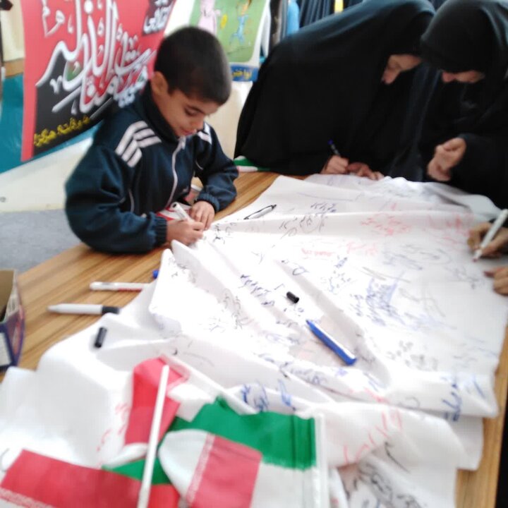 برپایی غرفه معرفی کتاب و نقاشی در مسیر راهپیمایی ۱۳ آبان