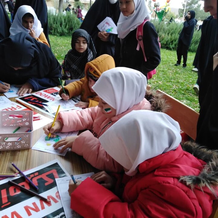 برپایی غرفه معرفی کتاب و نقاشی در مسیر راهپیمایی ۱۳ آبان