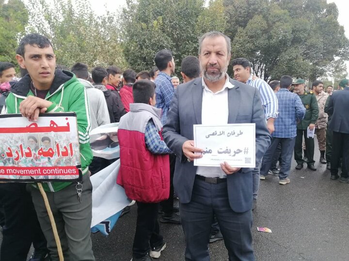 برپایی غرفه معرفی کتاب و نقاشی در مسیر راهپیمایی ۱۳ آبان