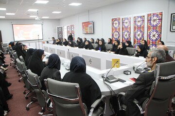 نشست نقد و بررسی کتاب «شبحی در پشت بام»