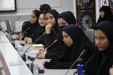 نشست نقد و بررسی کتاب «شبحی در پشت بام»