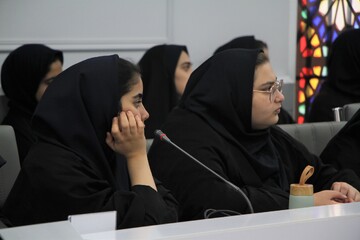 نشست نقد و بررسی کتاب «شبحی در پشت بام»