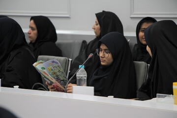 نشست نقد و بررسی کتاب «شبحی در پشت بام»