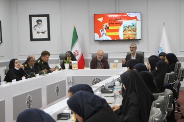 نشست نقد و بررسی کتاب «شبحی در پشت بام»