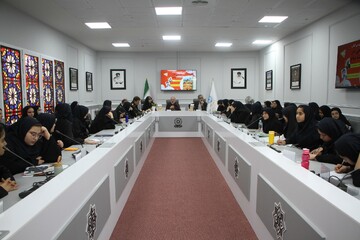 نشست نقد و بررسی کتاب «شبحی در پشت بام»