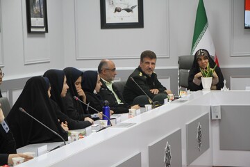 نشست نقد و بررسی کتاب «شبحی در پشت بام»