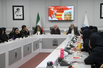 نشست نقد و بررسی کتاب «شبحی در پشت بام»