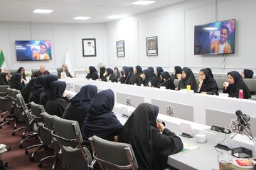 نشست نقد و بررسی کتاب «شبحی در پشت بام»