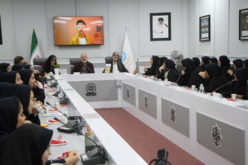 نشست نقد و بررسی کتاب «شبحی در پشت بام»