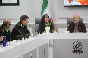 نشست نقد و بررسی کتاب «شبحی در پشت بام»