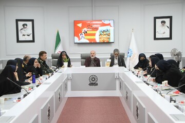 نشست نقد و بررسی کتاب «شبحی در پشت بام»