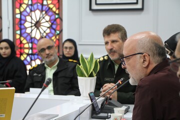 نشست نقد و بررسی کتاب «شبحی در پشت بام»