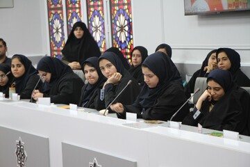 نشست نقد و بررسی کتاب «شبحی در پشت بام»