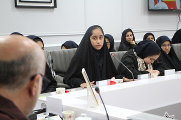 نشست نقد و بررسی کتاب «شبحی در پشت بام»