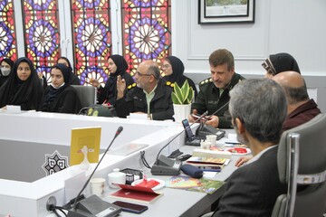 نشست نقد و بررسی کتاب «شبحی در پشت بام»