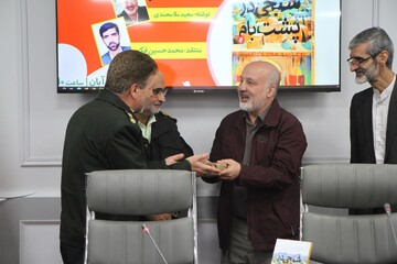 نشست نقد و بررسی کتاب «شبحی در پشت بام»